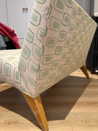 Diván bajo de tela y madera