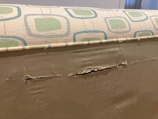 Diván bajo de tela y madera