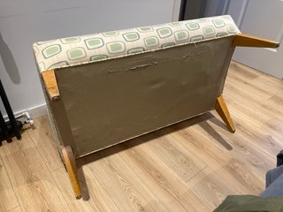 Diván bajo de tela y madera