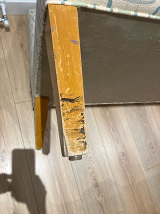 Diván bajo de tela y madera