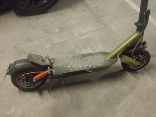 Patinete Eléctrico Verde. Con solo 2 años y 200 km
