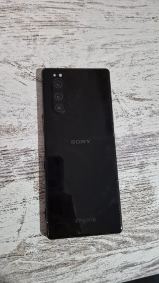 Sony Xperia 5 con protector morado