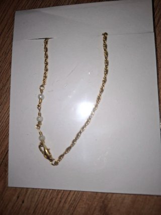 Pulsera dorada con perlas