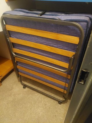 Cama auxiliar plegable gris y azul de 90 cm.
