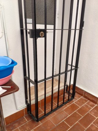 Puerta de reja con cerradura