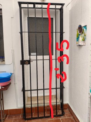 Puerta de reja con cerradura