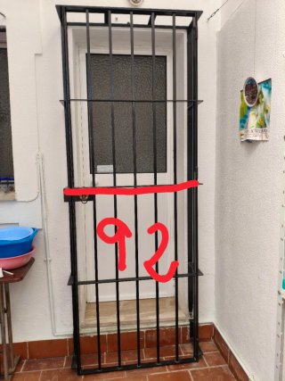 Puerta de reja con cerradura