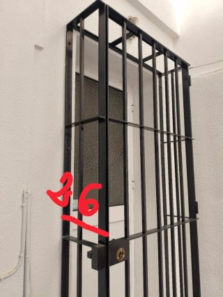 Puerta de reja con cerradura