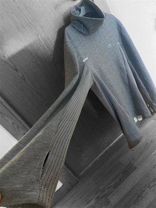 Sudadera gris con cuello alto