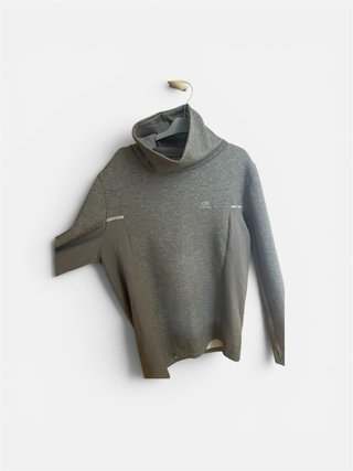 Sudadera gris con cuello alto