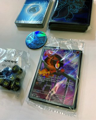 Caja ETB Pokémon Fuegos Fantasmales con accesorios
