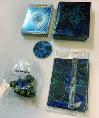 Caja ETB Pokémon Fuegos Fantasmales con accesorios