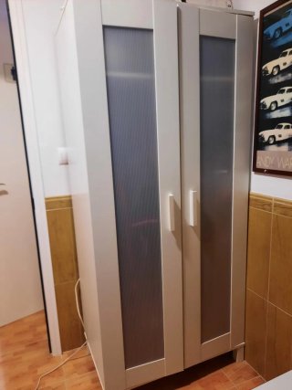 Mueble blanco con puertas casi opacas.