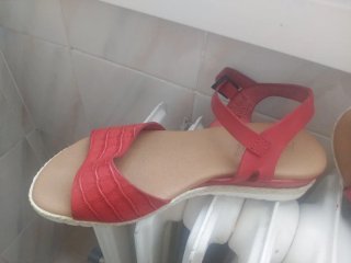 Sandalias rojas de mujer