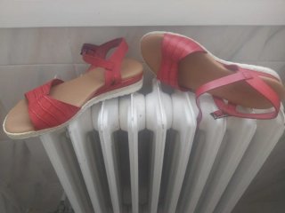 Sandalias rojas de mujer