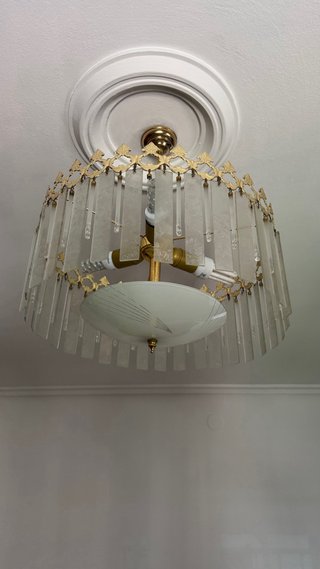 Lámpara colgante dorada y cristal