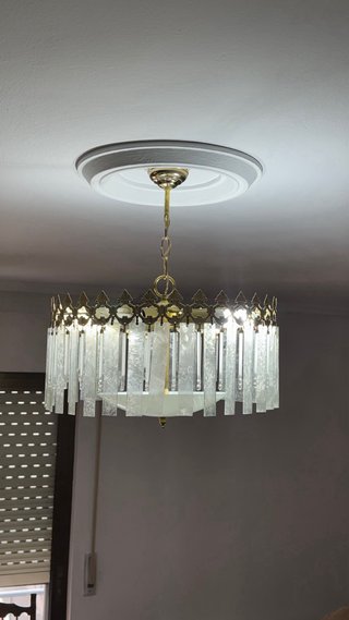 Lámpara colgante dorada y cristal