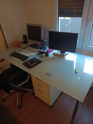 Escritorio de cristal y metal