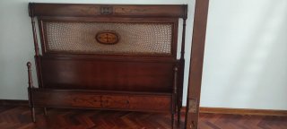 Cama, mesillas,cómoda y espejo marquetería madera