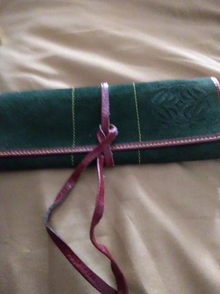 Joyero de viaje de ante verde con cordón rojo oscu