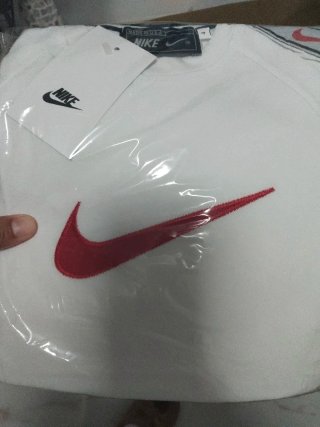Camiseta Nike Negra con Logo Amarillo