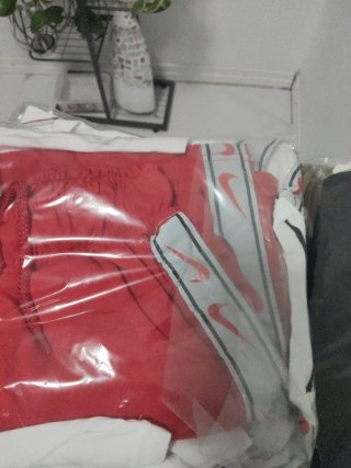 Camiseta Nike Negra con Logo Amarillo