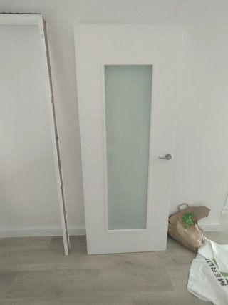 Puertas blancas maciza con cristal con cerco