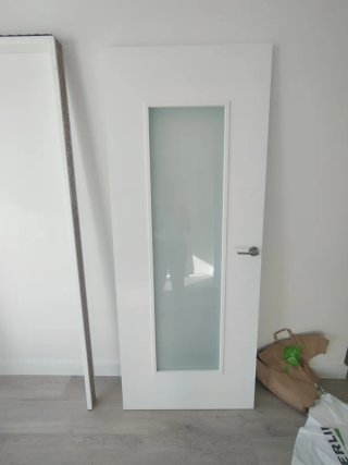 Puertas blancas maciza con cristal con cerco