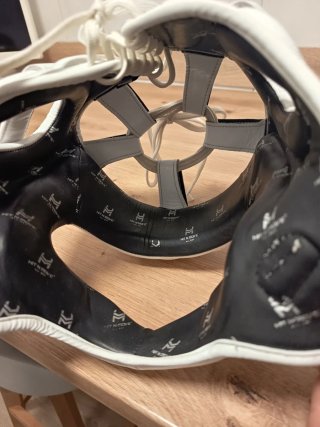 Casco de boxeo blanco con cordones
