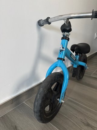 Bicicleta de equilibrio azul