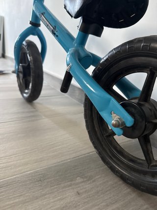 Bicicleta de equilibrio azul