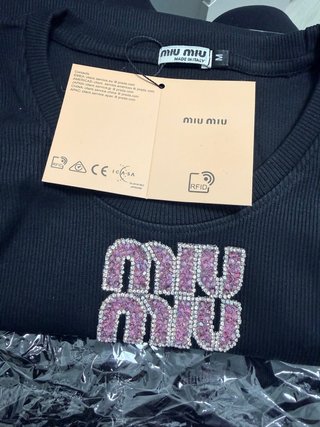 Camiseta Miu Miu Negra con Pedrería Talla M