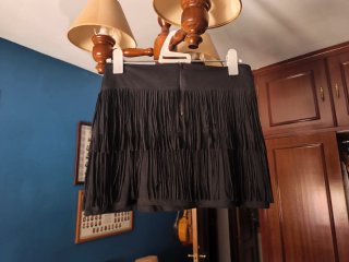 Falda negra con flecos