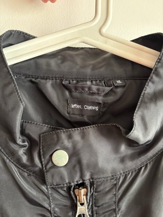 Chaqueta negra estilo bomber