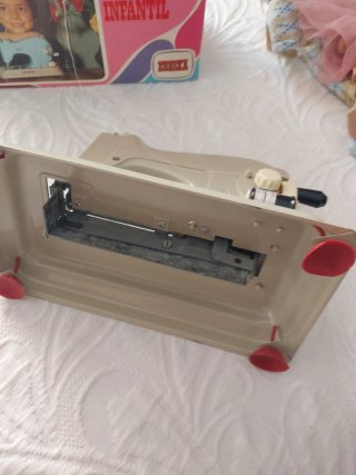 Máquina de coser infantil Eureka en caja