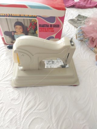 Máquina de coser infantil Eureka en caja