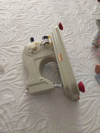 Máquina de coser infantil Eureka en caja