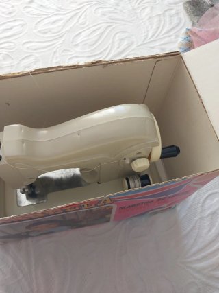 Máquina de coser infantil Eureka en caja