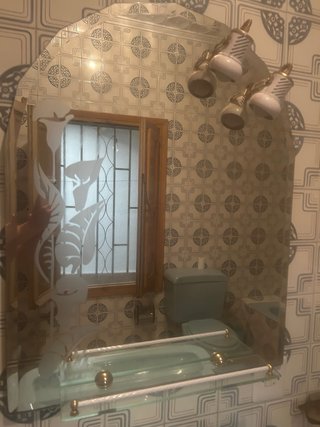Espejo de baño con detalles dorados
