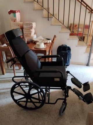 Silla de ruedas reclinable.