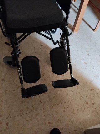 Silla de ruedas reclinable.