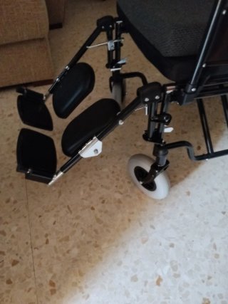 Silla de ruedas reclinable.