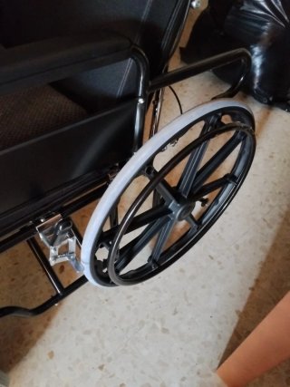 Silla de ruedas reclinable.