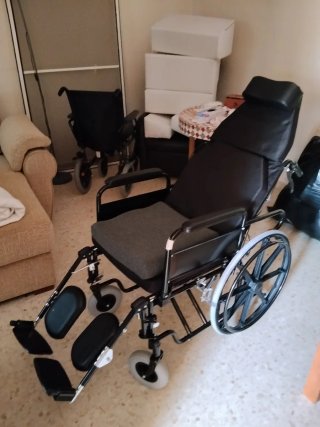 Silla de ruedas reclinable.