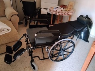 Silla de ruedas reclinable.