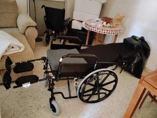 Silla de ruedas reclinable.