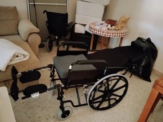 Silla de ruedas reclinable.