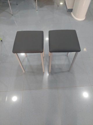 Taburetes  negro  y aluminio de metal por cambio d