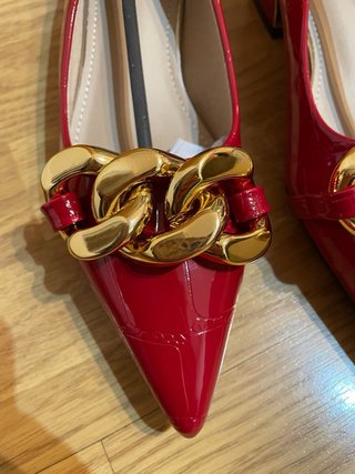 Zapatos rojos charol con cadena dorada T36