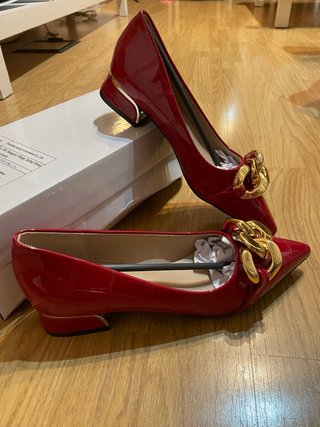 Zapatos rojos charol con cadena dorada T36